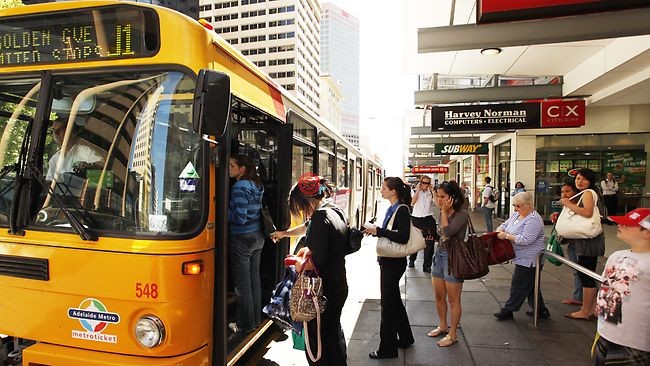 Hệ thống bus luôn hoạt động liên tục để giúp người dân thuận tiện trong di chuyển.