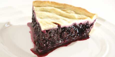 Bánh Saskatoon Berry Pie - Món bánh trông có hình dạng như một chiếc "pizza" nhân quả mọng